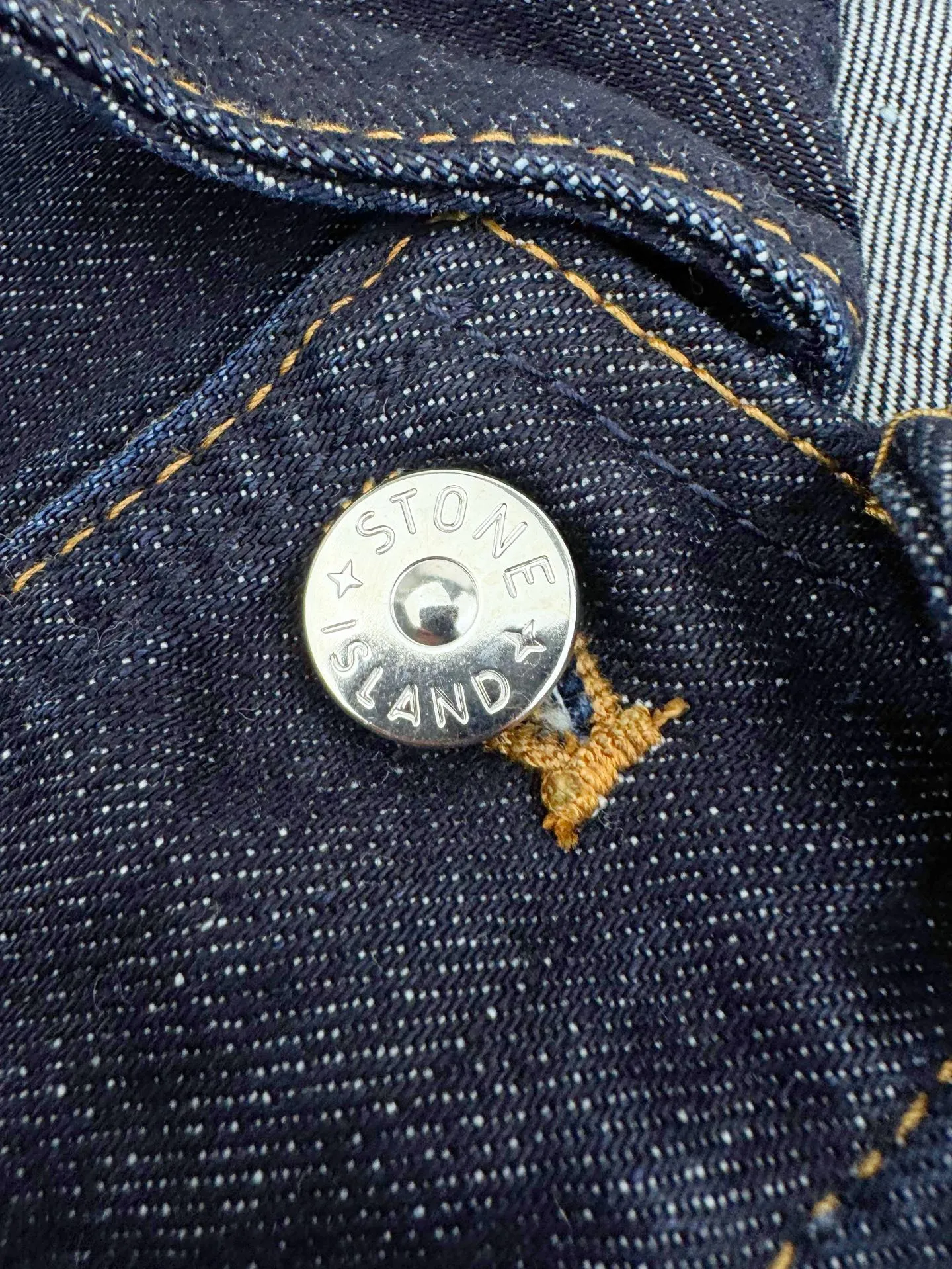 P500 Stonelsland emblem denim jacket. Customized high-density twill denim. Full texture. Comfortable and close to the skin. Classic indigo denim is the main tone. It has a retro charm and a modern sense of fashion. The front breast pocket is cut into the front panel with a golden ratio. A pragmatic reconstruction of the ritual. The iconic Stonelsland emblem is embellished on the sleeves, like a unique medal, highlighting the brand's imprint. Simple lines outline a neat silhouette. Outline a casual and free style. The workwear gene is infused with luxury DNA. Simple charm and versatile charm. Process 1: Use imported machine embroidery technology. Use advanced computer control system and precision mechanical parts to realize Stonesland badge embroidery operation with high precision and smooth and delicate lines. Process 2: The whole garment is washed with Zhongxiao. Use a special solution to remove stains and slight fading. Then use a strong washing method to fade the color to make it more uniform. Process 3: The whole piece of clothing is sewn using an embedded clip machine. The embedded clip machine can control the distance between the two needles by changing the needle position to achieve seamless splicing, smooth and tidy. Accessories: Customized 1:1 Stonelsland I-shaped buckle, Customized 1:1 Stonelsland embroidery label, Customized 1:1 Stonelsland resin button, Customized 1:1 Stonelsland snap button, Customized 1:1 Stonelsland trademark. Version: Loose version Size: S M L XL Style number: BB747